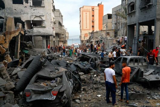 Israelin ilmaiskun jälkeisiä vahinkoja Gazan kaupungissa maanantaina aamulla. KUVA: MOHAMMED SALEM / REUTERS