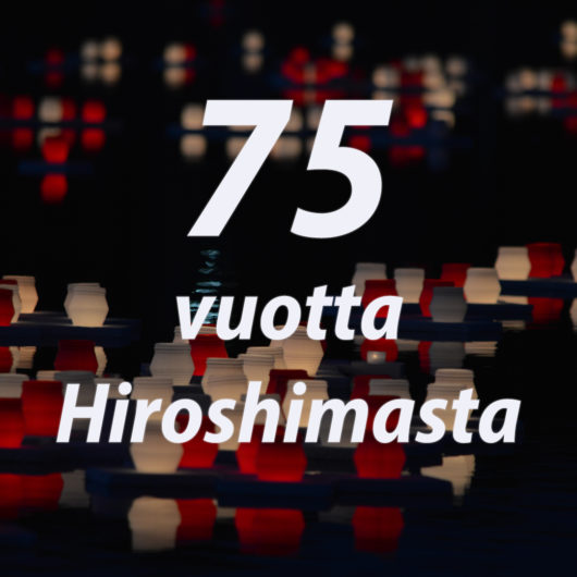 Kuvassa teksti "75 vuotta Hiroshimasta" ja taustalla tummassa vedessä kelluvia valkoisia ja punaisia kynttilälyhtyjä.