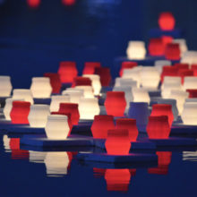 Hiroshima-päivän punaiset ja valkoiset kynttilälyhdyt kelluvat Töölönlahdella