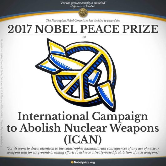 ICAN-verkoston saamasta Nobelin rauhanpalkinnosta kertova kyltti.