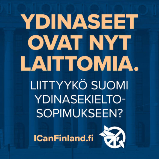 Ydinaseet ovat nyt laittomia. Liittyykö Suomi ydinasekieltosopimukseen? Icanfinland.fi. Sinisellä taustalla eduskuntatalon pylväät.