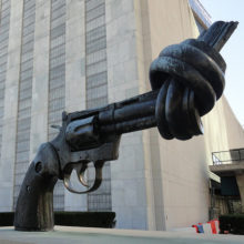 Piipustaan solmittua asetta esittävä veistos YK:n edessä