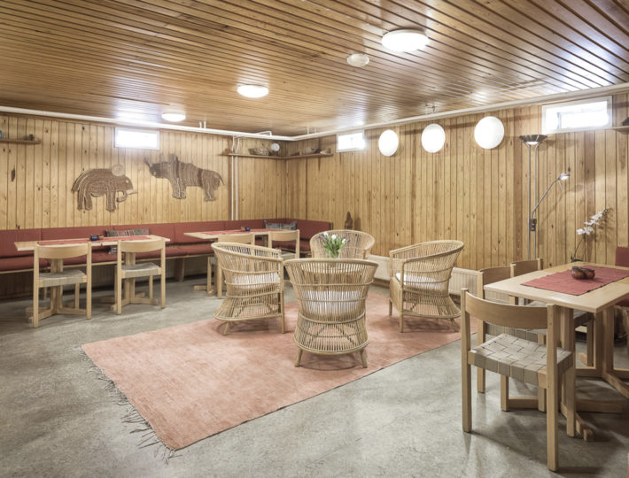 Rauhanaseman saunatuvasta löytyy istumapaikat noin 25 hengelle. Tuolien ja sohvien lisäksi tilassa on pöytiä.