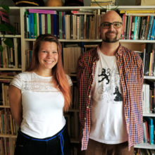 Rauhanliiton Heini Rautoma ja Elias Laitinen seisovat kirjahyllyn edessä ja hymyilevät kameralle.