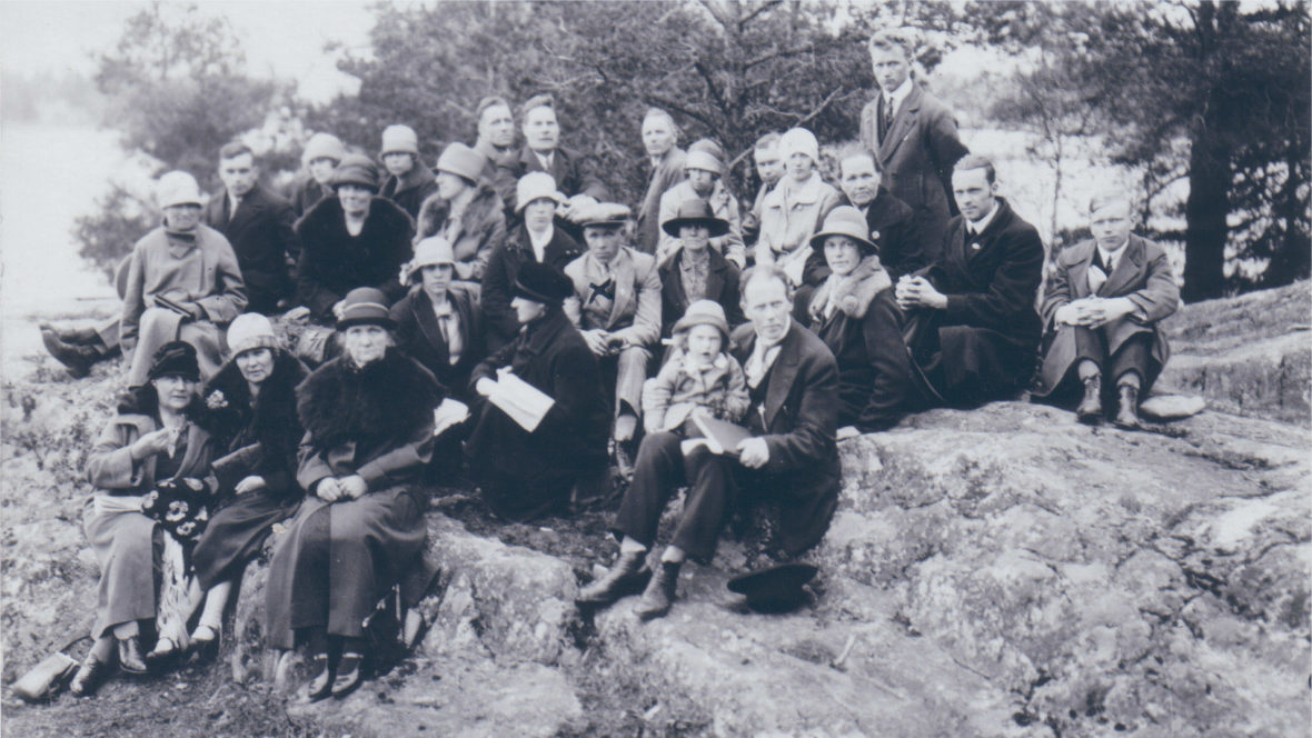 Mustavalkoisessa kuvassa joukko Rauhanliiton aktiiveja istuu kalliolla ja katsoo kameraan vuonna 1929